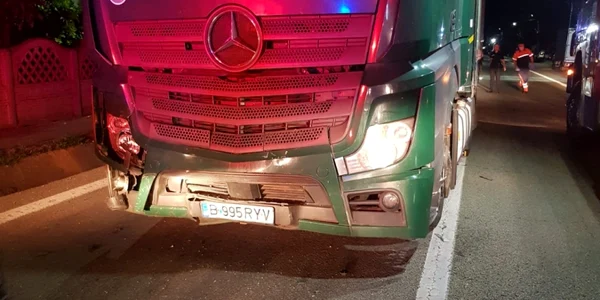 TIR-ul implicat într-un accident cu patru victime pe şoseaua de centură din Râmnicu Vâlcea - DN7 Foto ISU Vâlcea