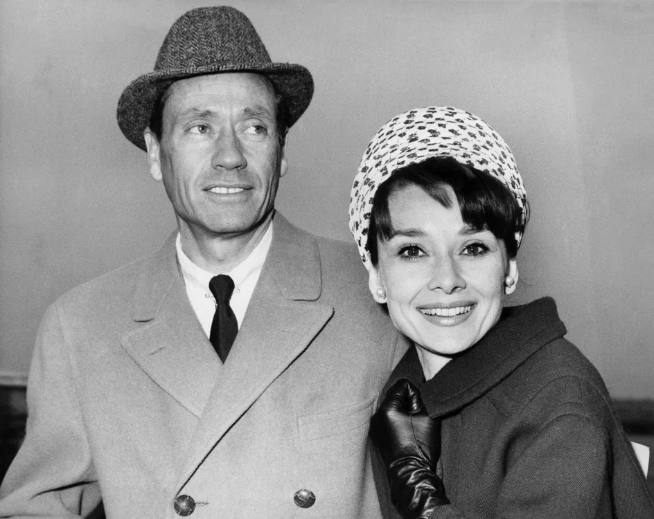 Audrey Hepburn pe aeroportul din Londra cu soțul Mel Ferrer, în 3 aprilie 1964.