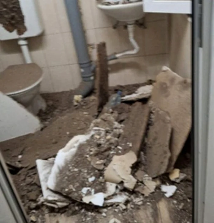 Un alt tavan s-a prăbuşit în fosta maternitate. Foto: captură video DIGI