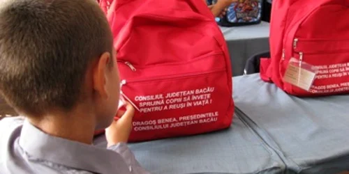 Bacău: Preşedintele Consiliului Judeţean şi-a scris numele pe 51.000 de ghiozdane