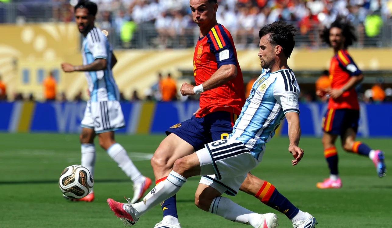 Fabián Ruiz (roșu), consemnează un record uluitor (FOTO: EPA)