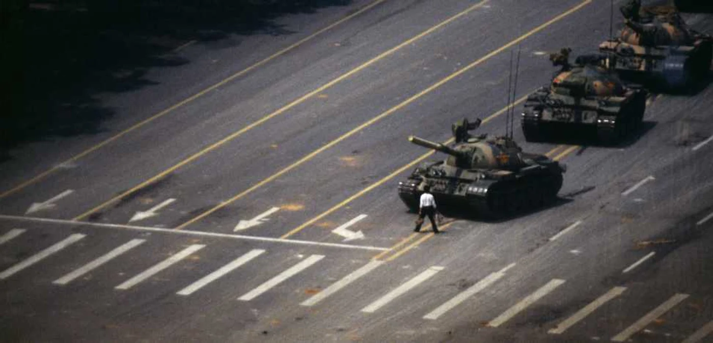 Fofografia AP care a făcut înconjurul lumii în iunie 1989: un bărbat înfuntă o coloană de tancuri în Piaţa Tiananmen