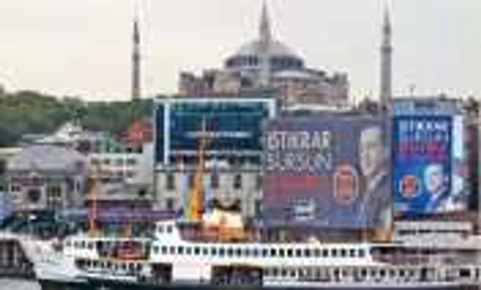 Afişe ale partidului Justiţiei şi Dezvoltării, condus de premierul Erdogan, amplasate în Istanbul