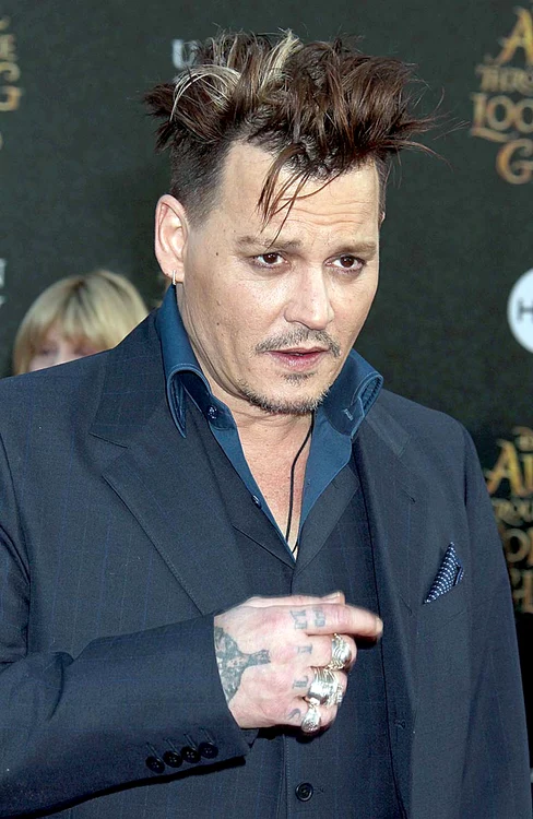 Johnny Depp  a negat din  start acuzaţiile