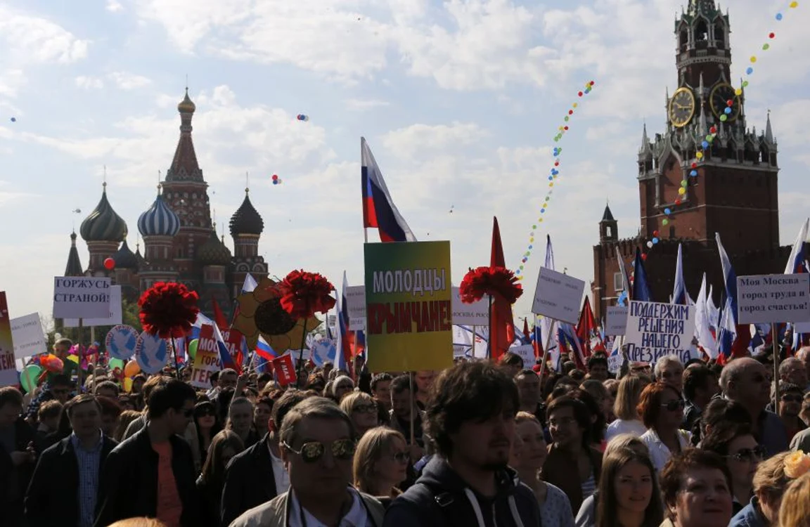 Circa 100.000 de oameni au sărbătorit Ziua Muncii în Piaţa Roşie din Moscova. (Foto: Reuters)
