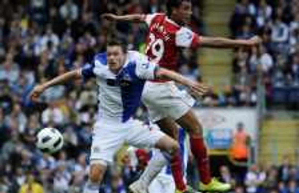 Phil Jones, într-un meci cu Arsenal, în Premier League