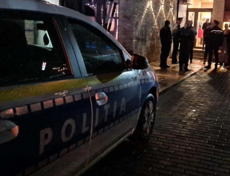 Tânără de 25 de ani, desfigurată și lăsată într-o baltă de sânge, într-un bloc din Centrul Vechi al Capitalei