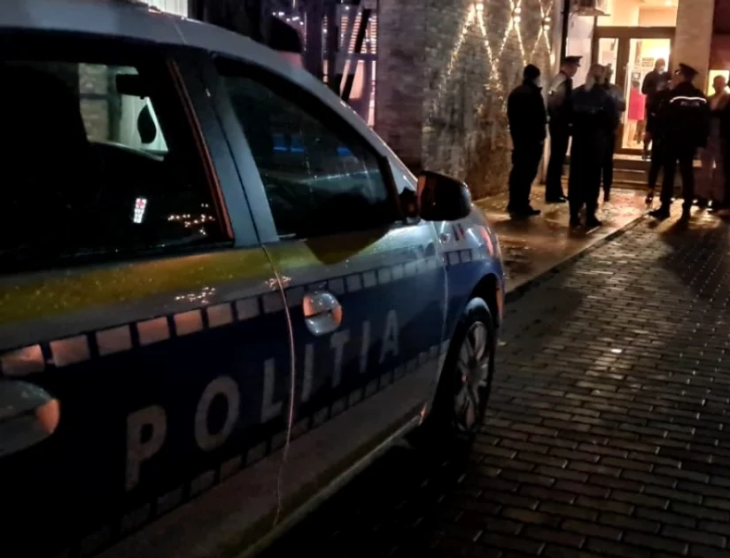 Polițiștii vizionează imaginile surprinse de camerele video din zonă. FOTO Facebook Poliția Română