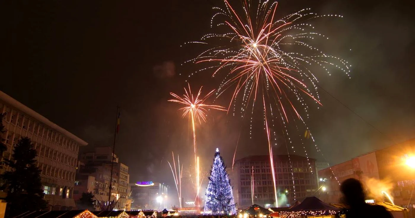 Foc splendid de artificii în centrul Târgoviştei. FOTO: VALENTIN GRIGORE