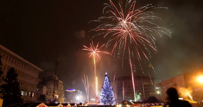 Foc splendid de artificii în centrul Târgoviştei. FOTO: VALENTIN GRIGORE