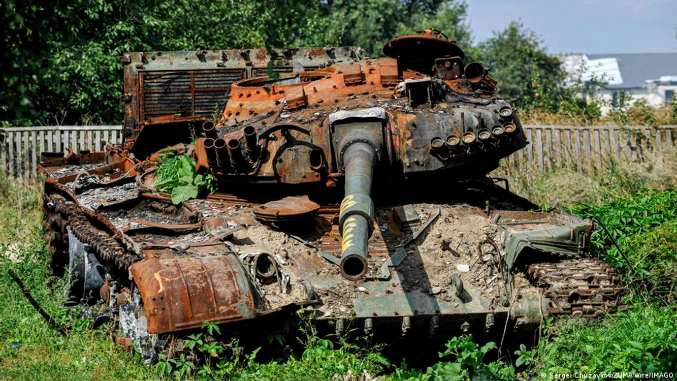 Un tanc rusesc distrus de ucraineni în regiunea Cernihiv