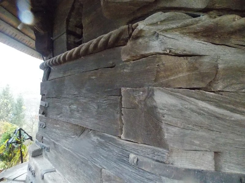 Ce simbolizează funia sculptată care înconjoară biserica de lemn de la Sârbi-Susani, Maramureș FOTO
