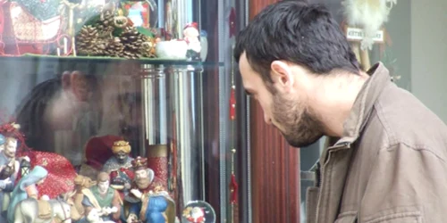 Pietrenii admiră ornamentele, dar nu cumpără