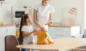 mama care pregateste pachetul de scoala 2094646825 jpg