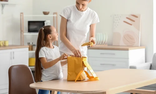 mama care pregateste pachetul de scoala 2094646825 jpg
