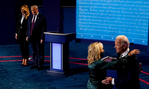 Melania și Donald Trump s au autoizolat după ce au intrat în contact cu un consilier prezidențial testat pozitiv  jpeg