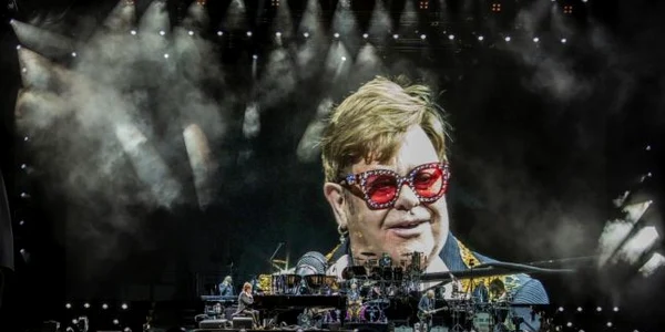Cântăreţul britanic Elton John susţine un concert la HBF Park din Perth Australia ca parte a turneului său Farewell Yellow Brick Road. FOTO EPA-EFE