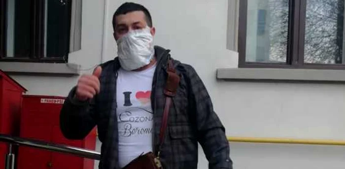Bărbatul şi-a pus pe faţă un scutec FOTO: presafarastapan.ro