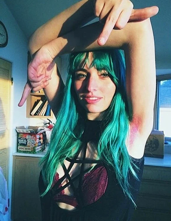 Femeile consideră pilozitatea la subraț un semn de putere feminină