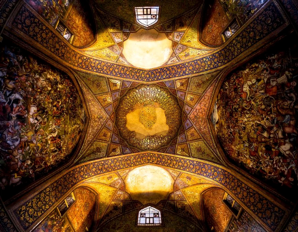 Interiorul Palatului Chehel Sotoun din Isfahan. Foto: orienttrip.com