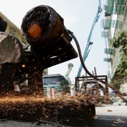 Un muncitor lucrează pe un şantier de construcţii din Phnom Penh Cambodgia FOTO EPA-EFE / Kith Serey