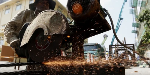 Un muncitor lucrează pe un şantier de construcţii din Phnom Penh Cambodgia FOTO EPA-EFE / Kith Serey