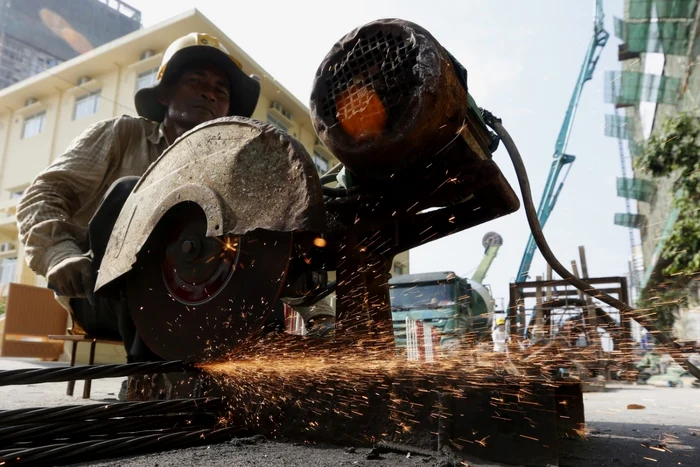 Un muncitor lucrează pe un şantier de construcţii din Phnom Penh Cambodgia FOTO EPA-EFE / Kith Serey