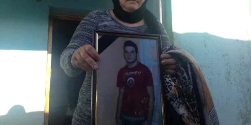 Familia tânărului care şi-a pierdut viaţa după ce a căzut într-o groapă cer să se facă dreptate