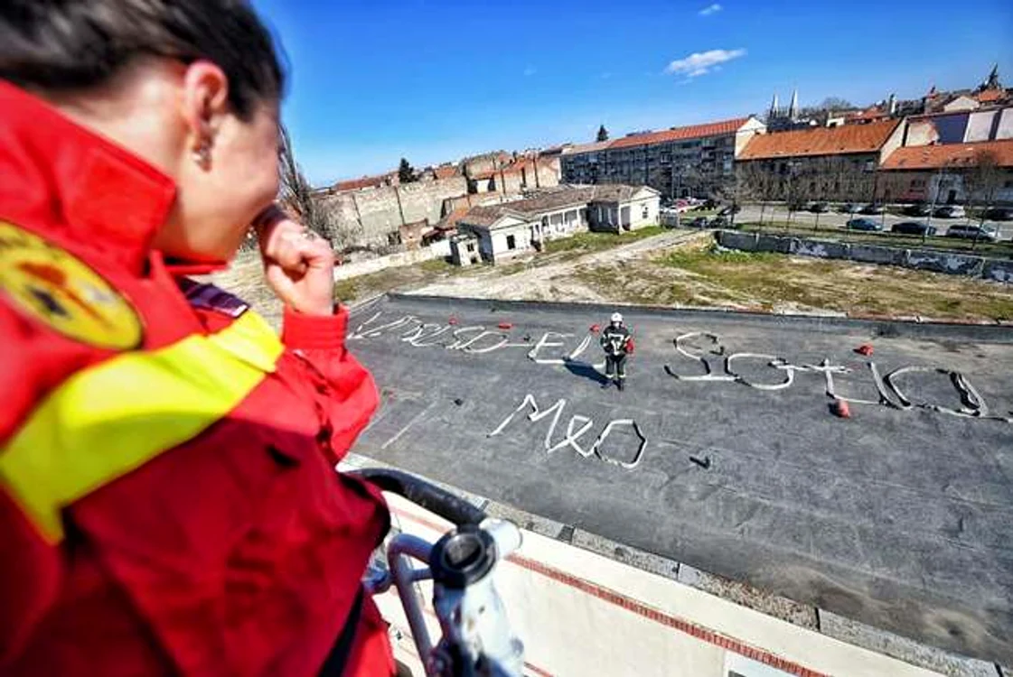 Cererea în căsătorie a fost scrisă cu echipamente de pompieri FOTO: ISU Banat