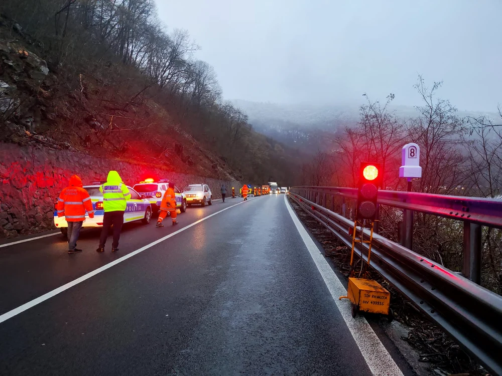 Trafic restricționat pe Valea Oltului în urma căderilor de pietre din zona Câineni Foto IPJ Vâlcea