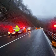 Trafic restricționat pe Valea Oltului în urma căderilor de pietre din zona Câineni Foto IPJ Vâlcea