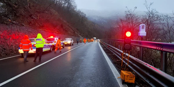 Trafic restricționat pe Valea Oltului în urma căderilor de pietre din zona Câineni Foto IPJ Vâlcea