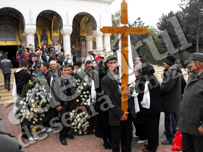 Puţini au fost cei care l-au condus pe ultimul drum pe Ilie Alexandru foto: M.S.