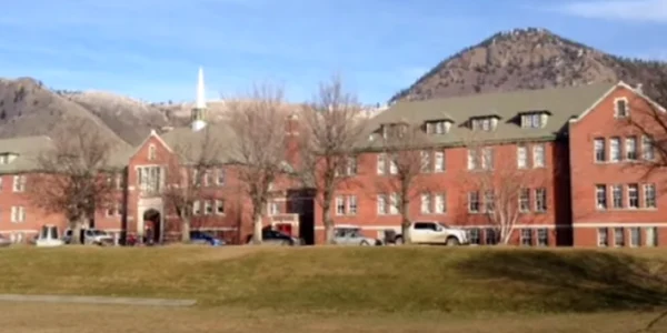 Rămăşiţele a 215 copii au fost găsite pe locul fostei şcoli rezidenţiale indiane Kamloops din Columbia Britanică FOTO captură CBS News