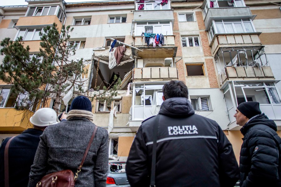 Explozie puternică într-un bloc din Bacău. Două persoane au fost rănite, iar 30 de locatari s-au autoevacuat 