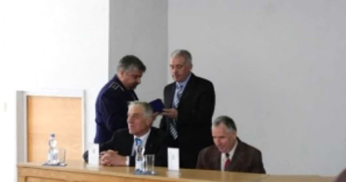 Poliţistul a fost arestat pentru luare de mită şi instigare la trafic de influenţă
