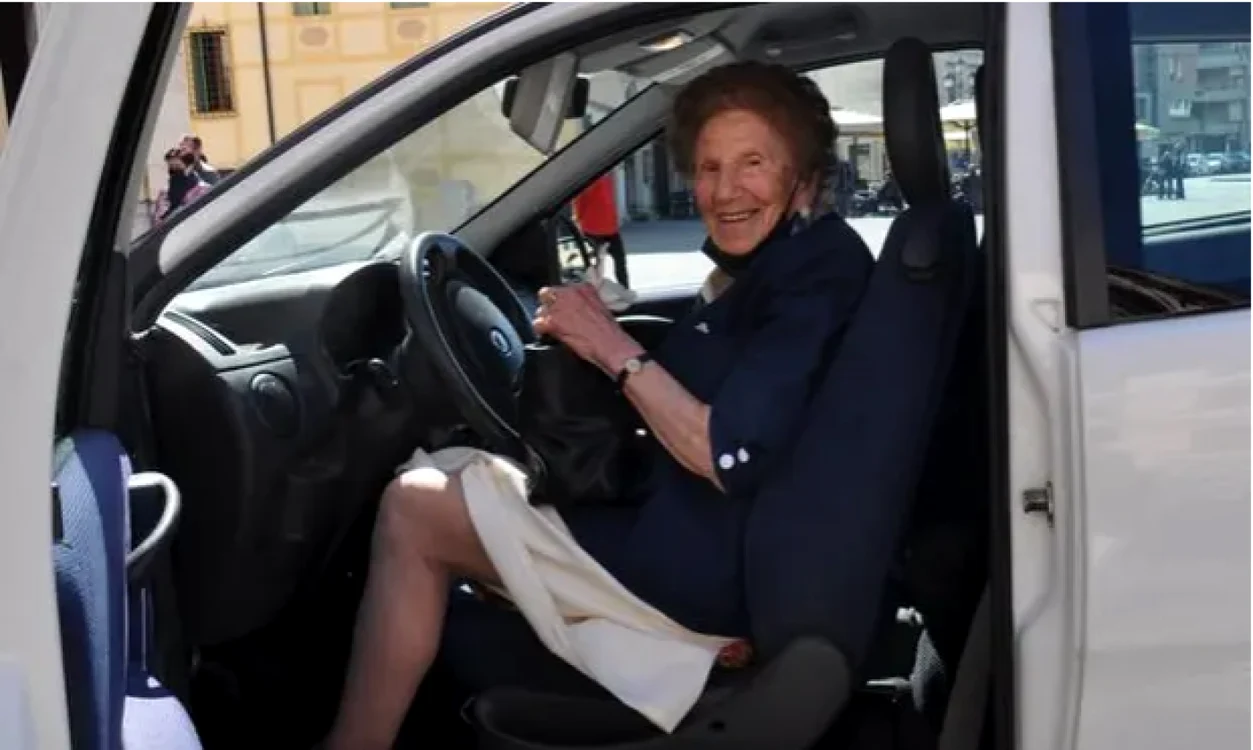 Candida Uderzo şi-a reînnoit permisul auto la vârsta de 100 de ani  FOTO: Corriere Del Veneto