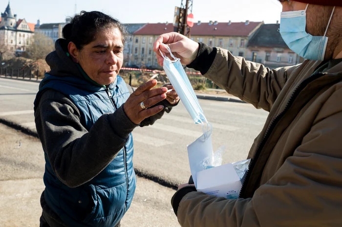 Voluntarii și ONG-urile mai împart câteodată măști oamenilor nevoiași (Foto: Inquam Photos)