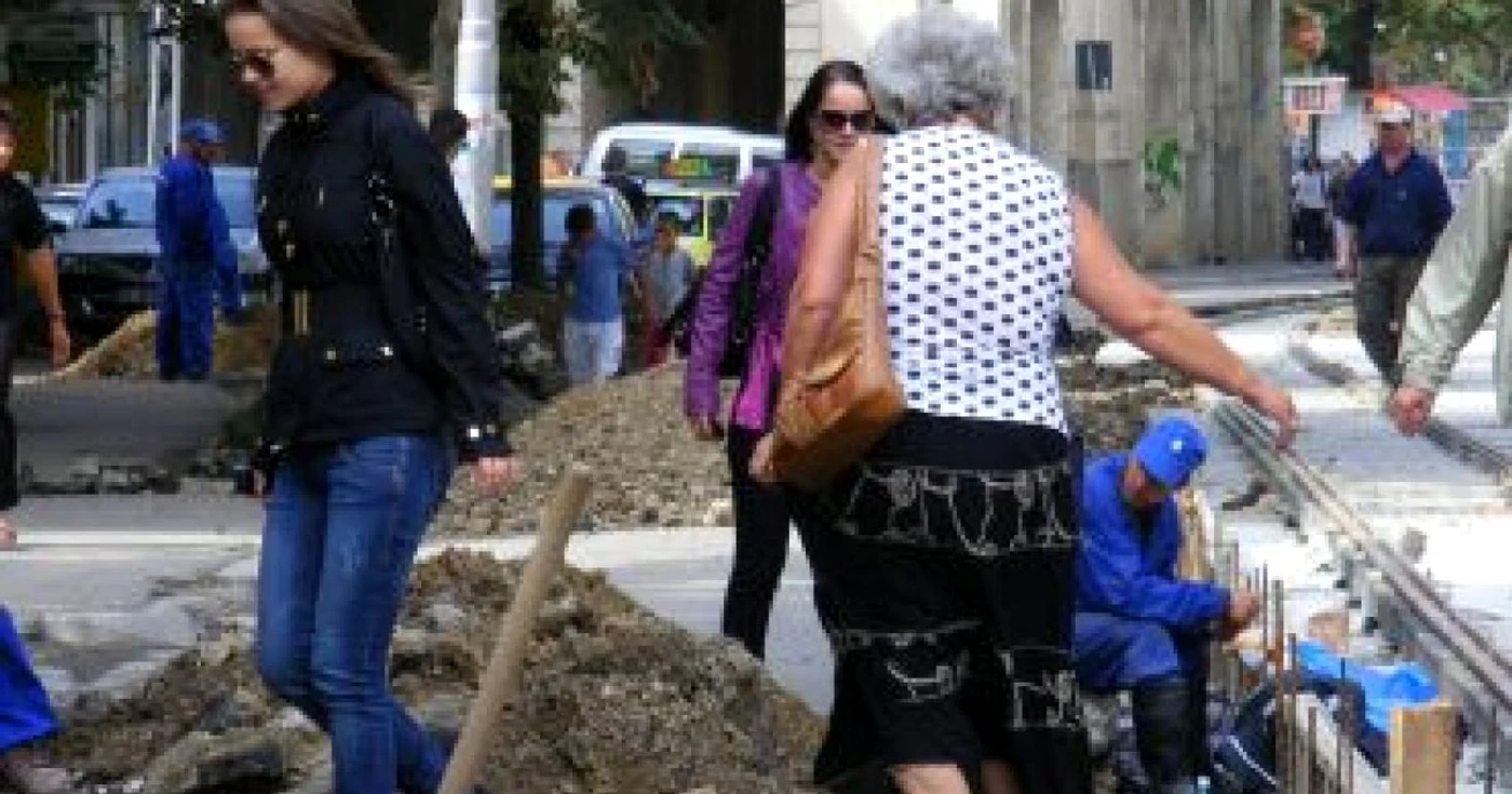 Iaşi: Ocoliţi strada Cuza Vodă sau faceţi echilibristică VIDEO