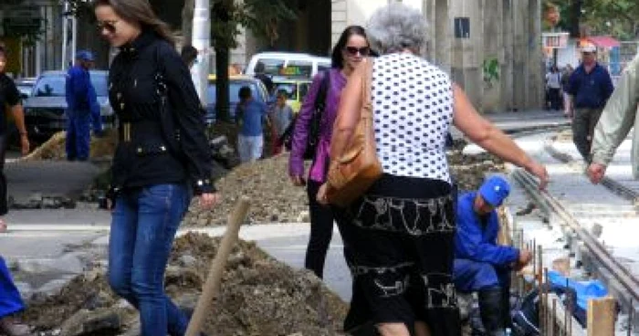 Iaşi: Ocoliţi strada Cuza Vodă sau faceţi echilibristică VIDEO