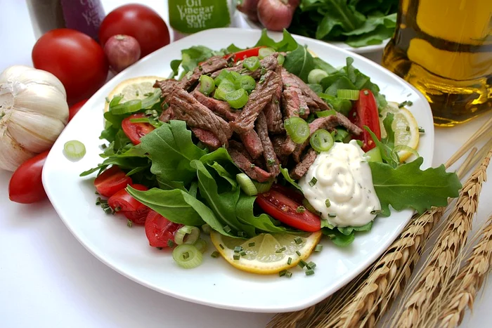 salata pastrama maioneza usturoi jpeg