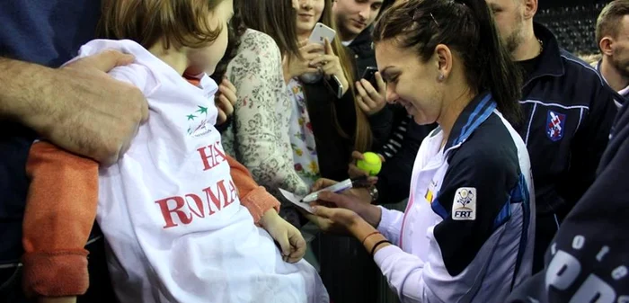 Simona Halep, asaltată de fani