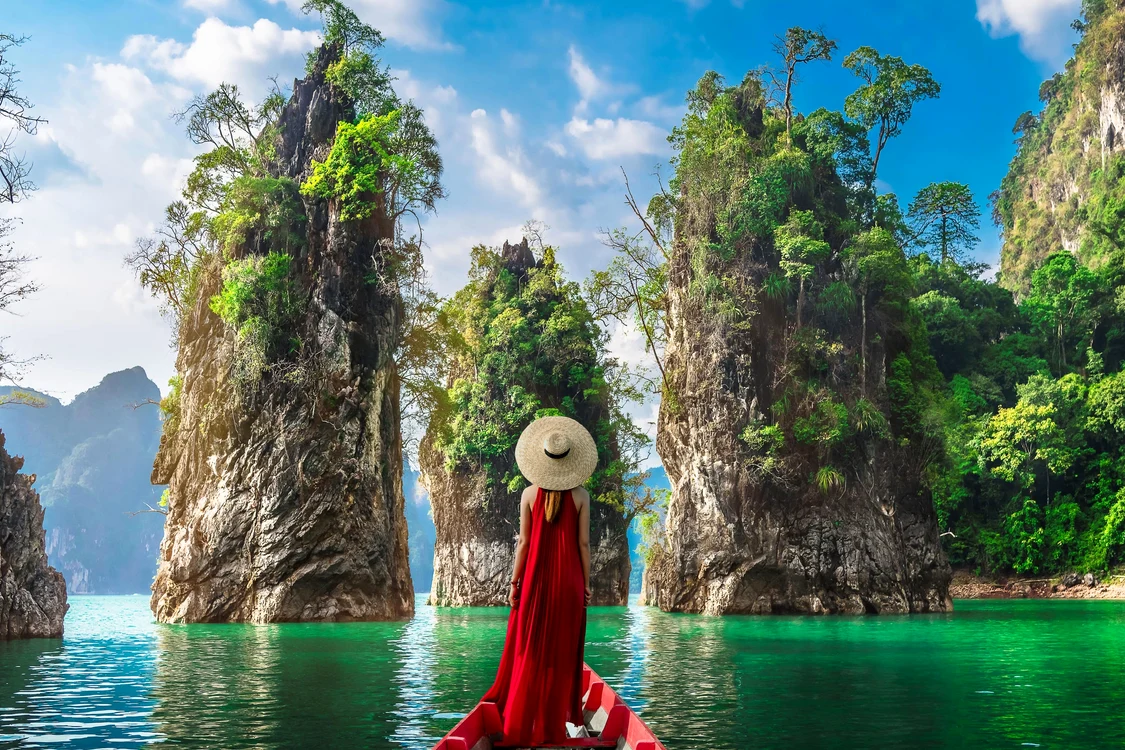 O femeie admiră dintr-o barcă paradisul din Khao Sok Low în Thailanda Foto Connections dms be