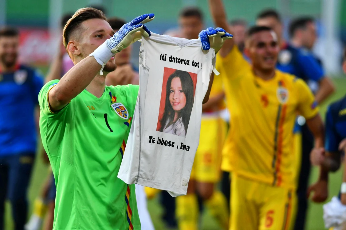 
    Andrei Radu a scos după meci tricoul cu fotografia surorii lui din CeruriFOTO: EPA  