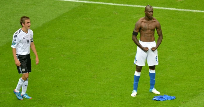 Mario Balotelli şi-a dat jos tricoul după ce a marcat contra Italiei în semifinalele Euro 2012, fiind sancţionat cu cartonaş galben FOTO Mediafax