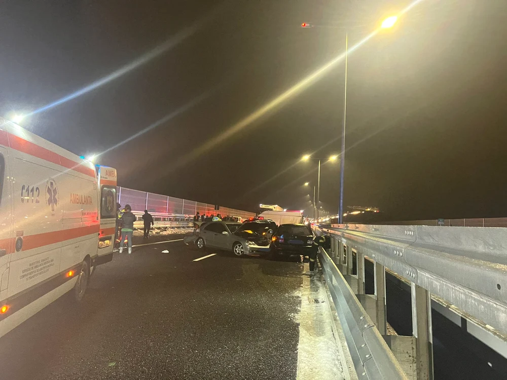 Imagini cu accidentul în lanț de pe Lotul I al Autostrăzii Sibiu Pitești Foto ISU Sibiu