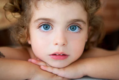 Ochi albastri - fetita - copil FOTO 123 RF 