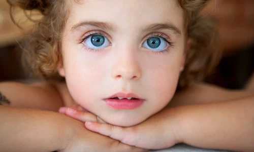 Ochi albastri - fetita - copil FOTO 123 RF 