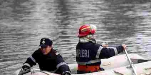 Militarii de la ISU îl caută pe bătrân cu o barcă