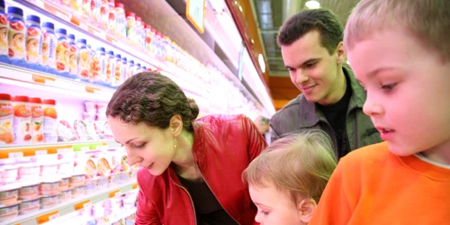 familie copii cumparaturi supermarket mama tata shutterstock 3011857 jpeg
